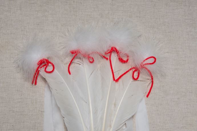 材質	羽毛、毛線、棉、麻、亮片、塑膠串珠、人造纖維