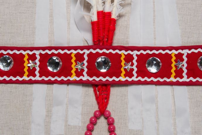 材質	羽毛、毛線、棉、麻、亮片、塑膠串珠、人造纖維