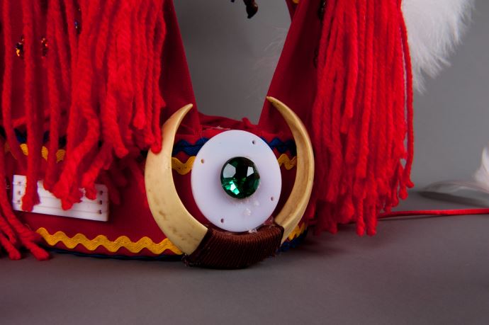 羽毛、毛線、亮片、塑膠串珠、棉、麻、山豬牙、竹條、人造纖維