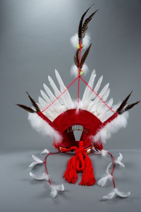 羽毛、毛線、亮片、塑膠串珠、棉、麻、山豬牙、竹條、人造纖維