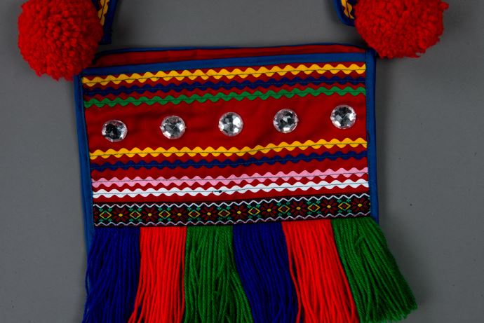 羽毛、毛線、亮片、塑膠串珠、棉、麻、山豬牙、竹條、人造纖維