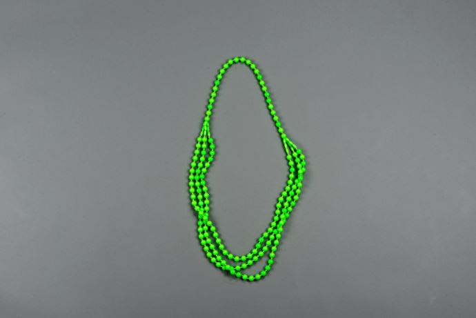 羽毛、毛線、亮片、塑膠串珠、棉、麻、山豬牙、竹條、人造纖維