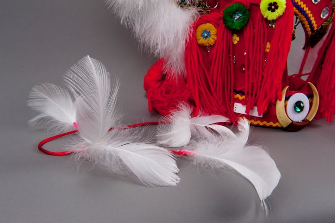 羽毛、毛線、亮片、塑膠串珠、棉、麻、山豬牙、竹條、人造纖維