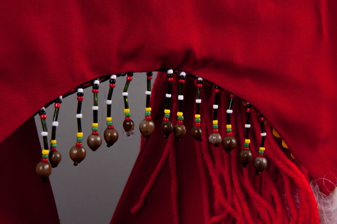 羽毛、毛線、亮片、塑膠串珠、棉、麻、山豬牙、竹條、人造纖維