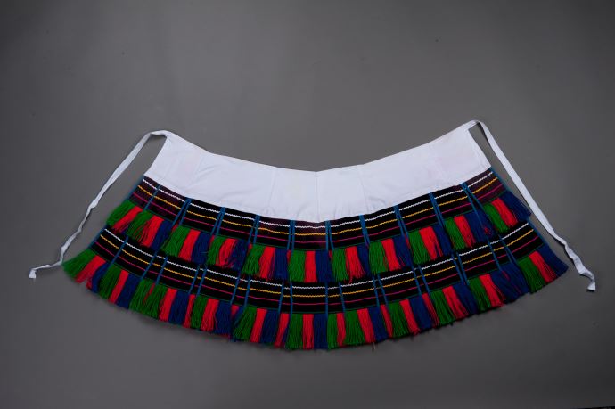 羽毛、毛線、亮片、塑膠串珠、棉、麻、山豬牙、竹條、人造纖維