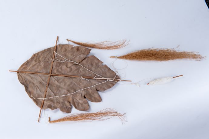 麵包樹樹葉、細繩、竹片、芒草花