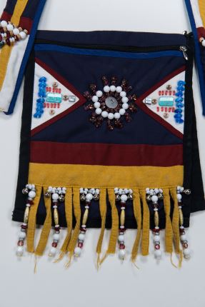 棉、麻、羽毛、毛線、塑膠串珠、鈴鐺、亮片